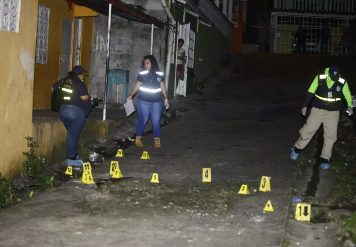 El crimen ocurrió en una de las veredas del sector El Diamante, la noche del miércoles.  Fotos Alexander Santamaría Crítica