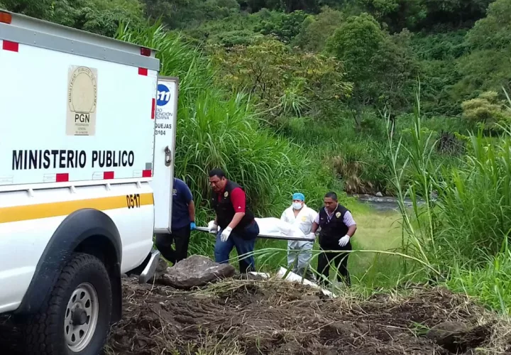 Al llegar al lugar el equipo de ayuda del cuerpo de Bomberos y la Policía Nacional dictaminan que el extranjero no mantenía signos vitales. /  Foto: Mayra Madrid