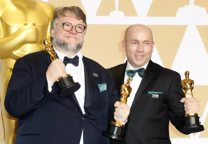 Guillermo del Toro puso hoy el broche de oro y un final feliz al cuento fantástico de &quot;The Shape of Water&quot; con cuatro Óscar