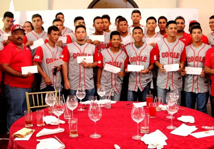 Jugadores del equipo de Coclé posan con sus cheques. Foto: Pandeportes