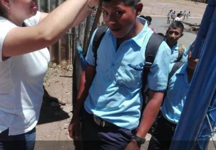 Como el joven que aparece en la foto, fueron varios los estudiantes a quienes les cortaron el cabello. Mayra Madrid