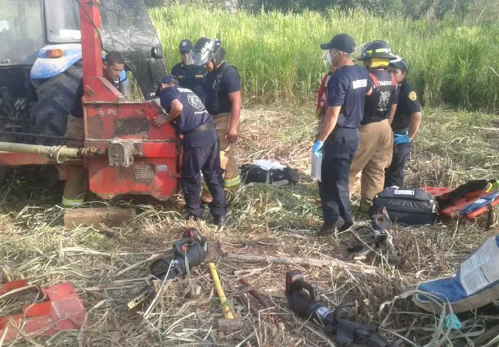 A la escena acudieron bomberos y otros rescatistas, pero nada pudieron hacer. El joven estaba atorado en la máquina. 