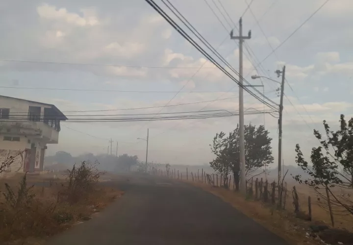 Así se veía el pueblo, inundado por el humo. Las autoridades realizan las investigaciones para conocer las causas del incendio.