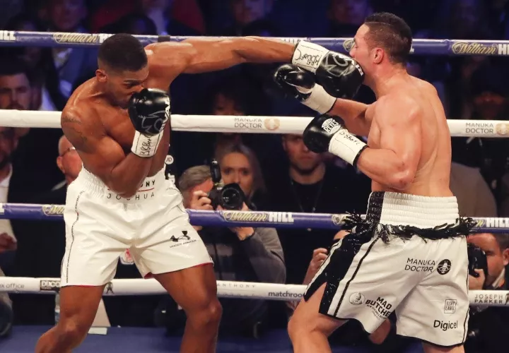 Anthony Joshua (izq.) conecta una izquierda a Joseph Parker. Foto: AP