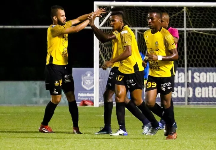 Jugadores del CAI festejan su goleada de anoche en Chitré./ Foto Cortesía