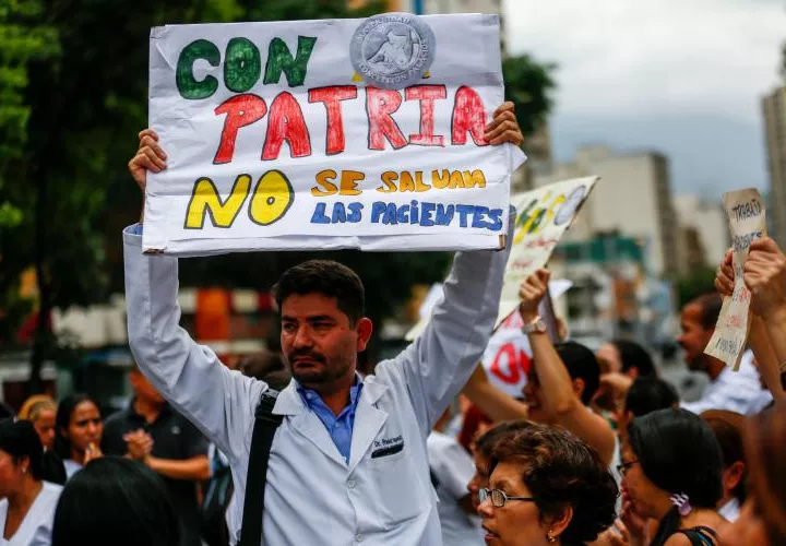 Médicos y pacientes en la calle. EFE