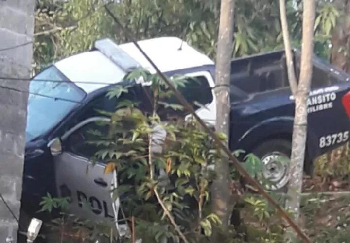 Así quedó el auto patrulla accidentado.  Foto Tomada de @TrafiCPanama