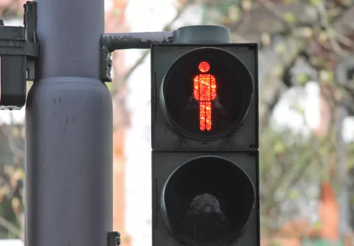 Si cruzas la calle en luz roja, te caerá agua. 