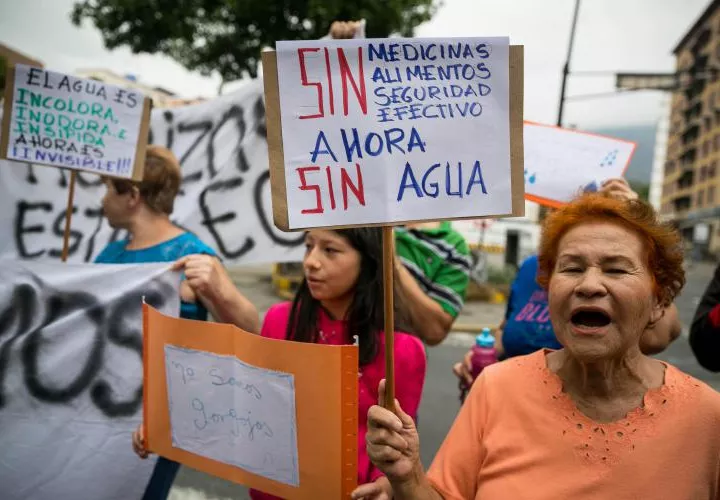 Mujeres protestan.