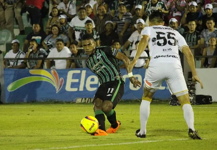 Édgar Bárcenas ingresó terminando la primera mitad del encuentro. Foto: Twitter