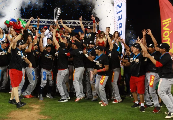 Los chiricanos festejan su campeonato número 14 en la historia de los torneos mayor. Fotos: Anayansi Gamez