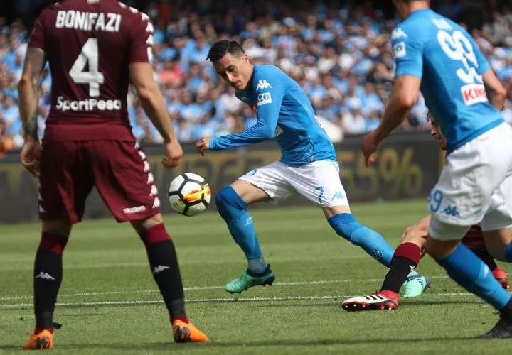 El español José Callejón, jugador del Napoli, en plena acción durante el encuentro de ayer frente al Torino. Foto:AP