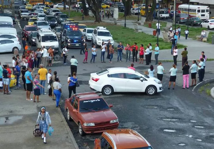 Muchos conductores que pasaban por el lugar se vieron afectados con la medida de cierre. Fotos: Diómedes Sánchez