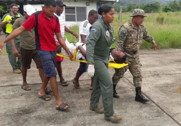 Traslado del herido de bala, hacia un avión del Senan a la ciudad capital.  Foto Alexander Santámaría Crítica