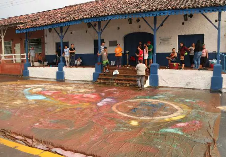 Algunas alfombras fueron restauradas por los estudiantes, quienes no desmayaron para exaltar el arte Fotos: Zenaida Vásquez/ Thays Domínguez