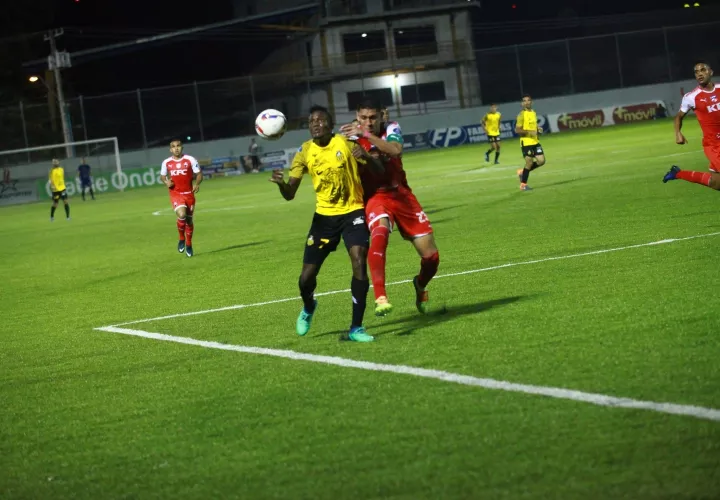 José Fajardo (izq.), máximo goleador del torneo Clausura 2018. Foto: Anayansi Gamez