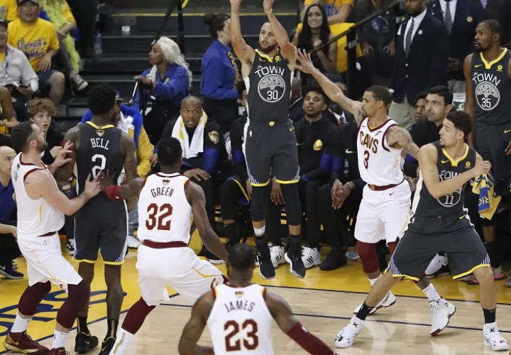 Stephen Curry anotando uno de sus nueve triples./EFE