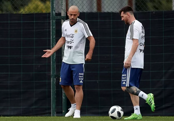 Los jugadores de la selección argentina Javier Mascherano y Lionel Messi (d) durante el entrenamiento realizado hoy en la Ciudad Deportiva Joan Gamper de Barcelona./EFE