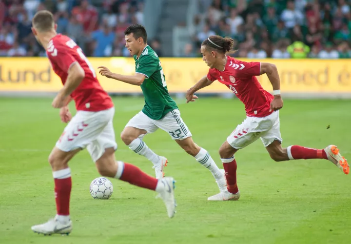 Hirving Lozano (c) trata de eludir la marca de los daneses./ EFE