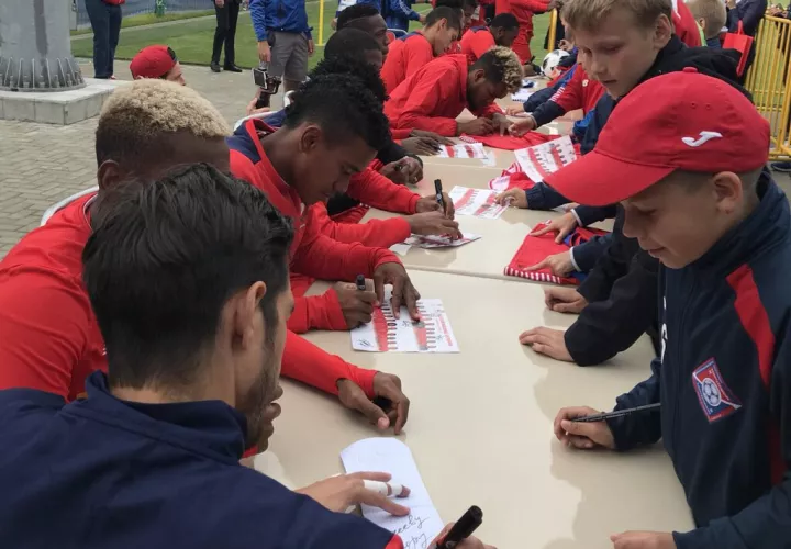 Jugadores de la selección firmando autógrafos a los fanáticos en Saranks. @fepafut