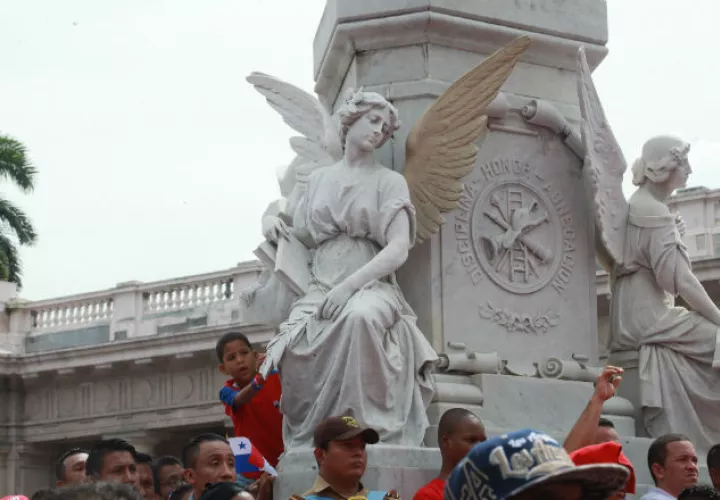 Este niño buscó la manera de no perderse el partido. Foto: Anayansi Gamez