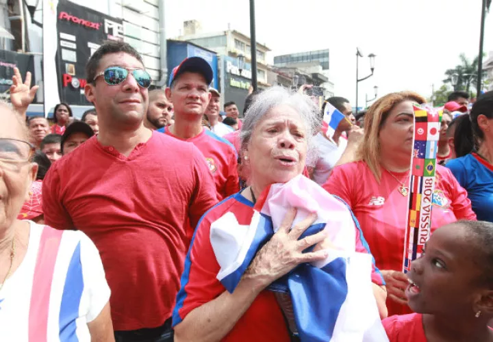 Una adulta mayor lloró de orgullo. Foto: Anayansi Gamez