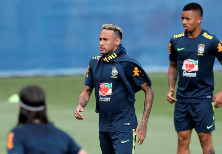 Neymar abandona entrenamiento de la selección brasileña por tener molestias en el tobillo. Foto EFE