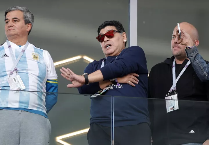 Diego Maradona durante el partido Argentina vs. Islandia. Foto: AP