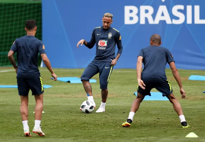 Neymar durante el entrenamiento de la selección de Brasil./EFE