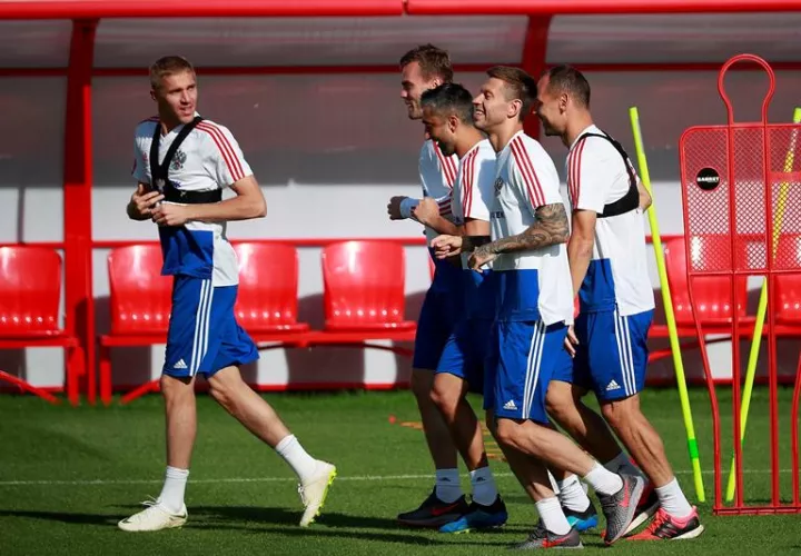 Los jugadores de la selección rusa de fútbol participan en un entrenamiento del equipo, en Moscú (Rusia). Foto EFE