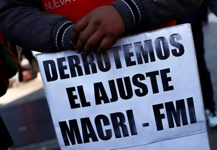  Decenas de personas militantes de partidos de izquierda y organizaciones sociales se concentran hoy, lunes 25 de junio de 2018, en la plaza del Obelisco durante el paro general, en Buenos Aires (Argentina). EFE