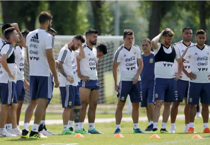 La selección de Argentina sufrió para clasificar a los octavos de final. Foto: AP