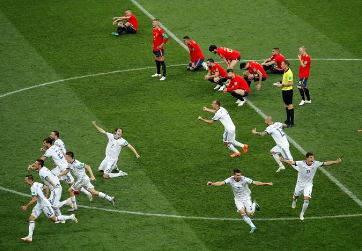 Jugadores rusos celebran la victoria tras el partido España-Rusia, de octavos de final del Mundial de Fútbol de Rusia 2018, en el Estadio Luzhnikí, Rusia./EFE