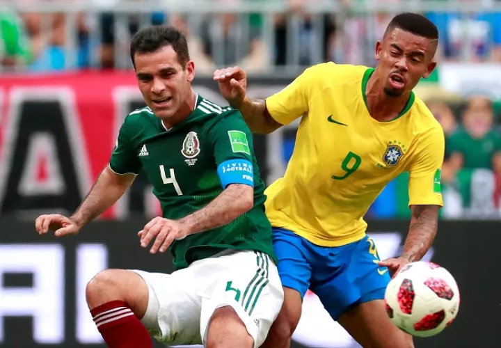 El defensa mexicano Rafael Márquez y el delantero brasileño Gabriel Jesus disputan el balón durante el partido Brasil-México, de octavos de final./EFE