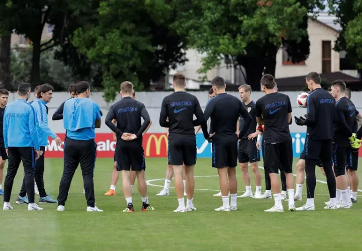 Bajo la mirada atenta del entrenador Dalic Zlatko, los jugadores cumplieron un trabajo leve en una tarde fresca y nubosa. Foto EFE