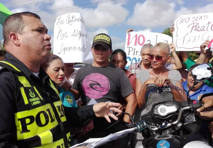 Los manifestantes advierten que los padres de familia deben abstenerse de contratar este servicio. Fotos: Eric Ariel Montenegro