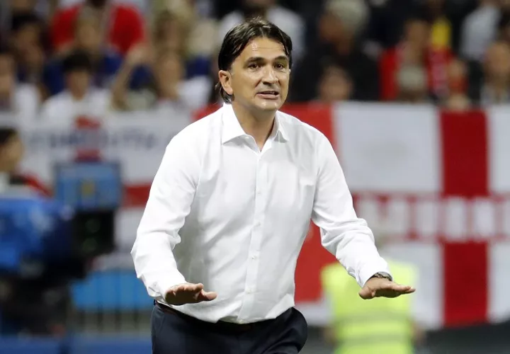 El técnico de Croacia el bosnio Zlatko Dalic da instrucciones a sus jugadores antes del inicio de la prórroga durante el partido Croacia-Inglaterra./EFE