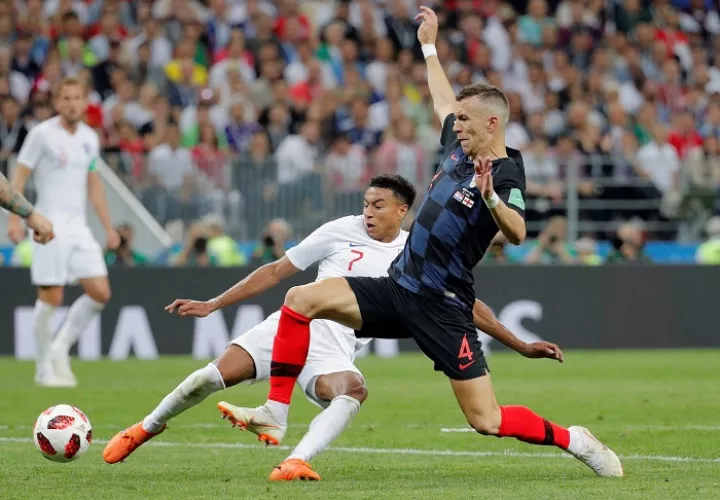 El centrocampista inglés Jesse Lingard y el delantero croata Ivan Perisic durante el partido Croacia-Inglaterra./EFE