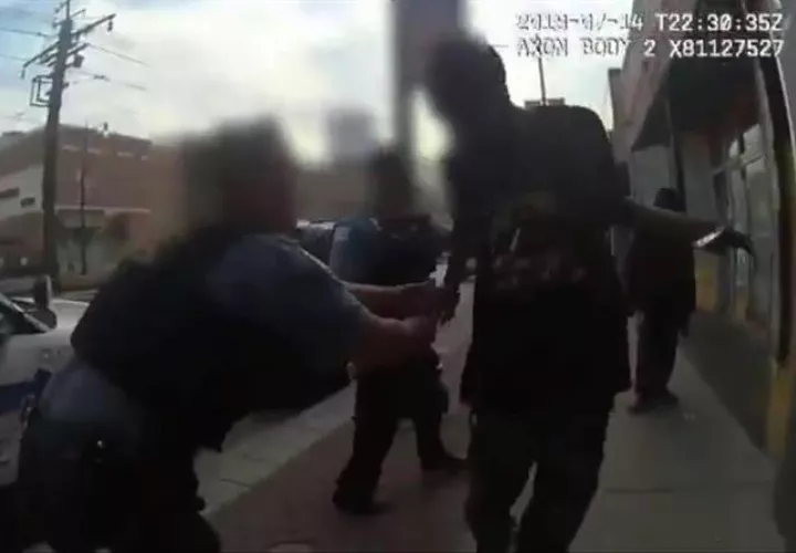 Fotograma de un video cedido por el Departamento de Policía de Chicago que muestra una pelea entre Harith Augustus (d) y oficiales de la policía de Chicago poco antes de que le dispararan fatalmente en el vecindario de South Shore en Chicago. EFE/CHICAGO 