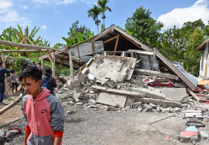 Derrumbes tras fuerte sismo en Indonesia. Foto/EFE