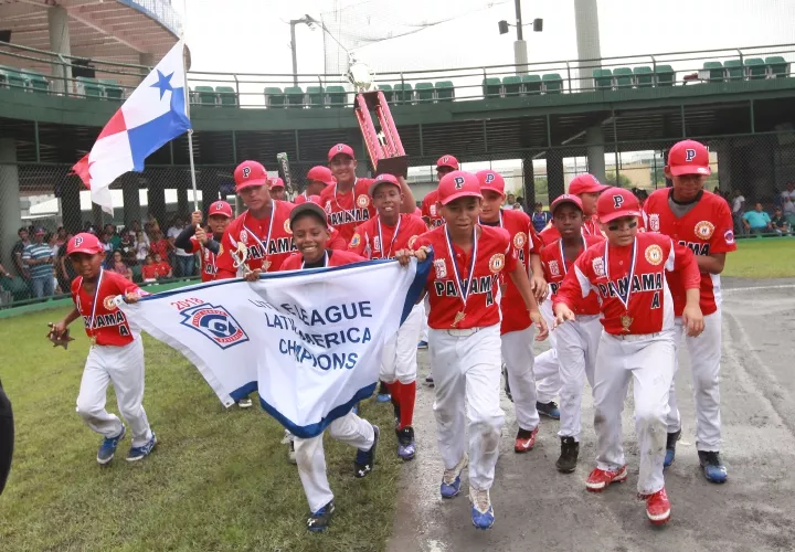 Los peloteros del equipo de las Pequeñas Ligas de Vacamonte celebran su título en el complejo deportivo MVP Sport City. Foto: Anayansi Gamez