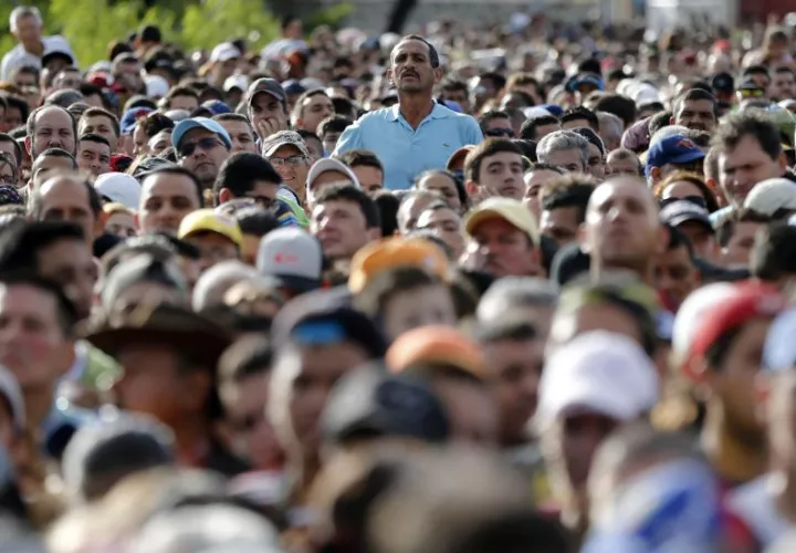 Durante esta semana alrededor de 4.200 venezolanos cruzaron a diario hacia Ecuador procedentes de Colombia.  Foto: AP Ilustrativa