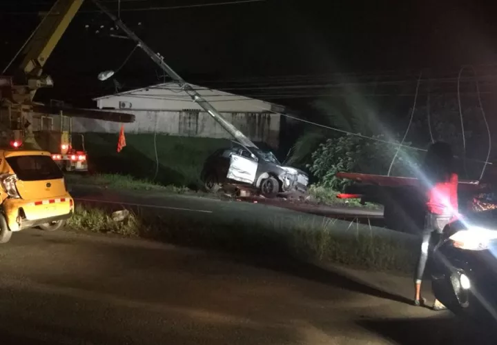 Uno de los vehículos involucrado quedó estrellado contra un poste del tendido eléctrico. Foto: @TraficoCPanama