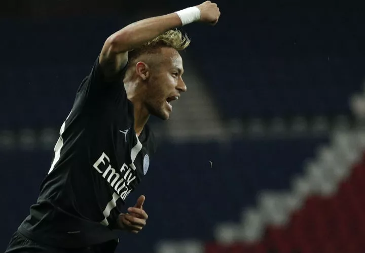 Neymar anotó tres goles para liderar el triunfo del PSG. Foto: AP