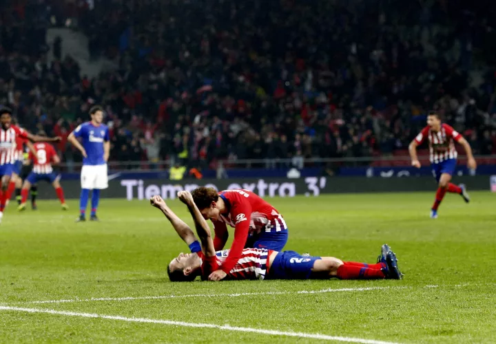 Diego Godín festeja tirado sobre el césped su gol. /Efe