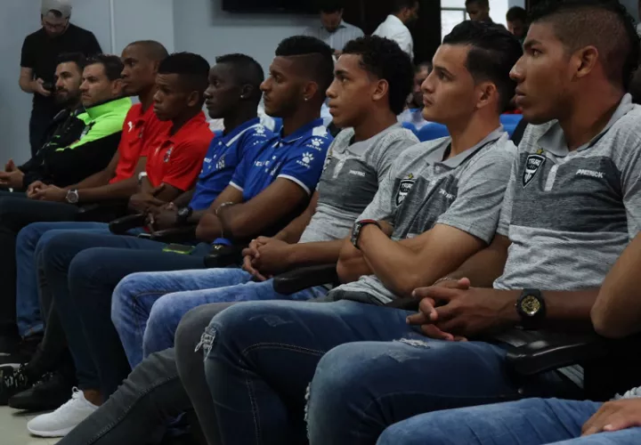 Jugadores y técnicos en la conferencia de prensa del sorteo./ Foto Cortesía