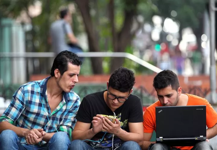 Cuba realiza una nueva prueba de internet en móviles gratis. Foto: EFE