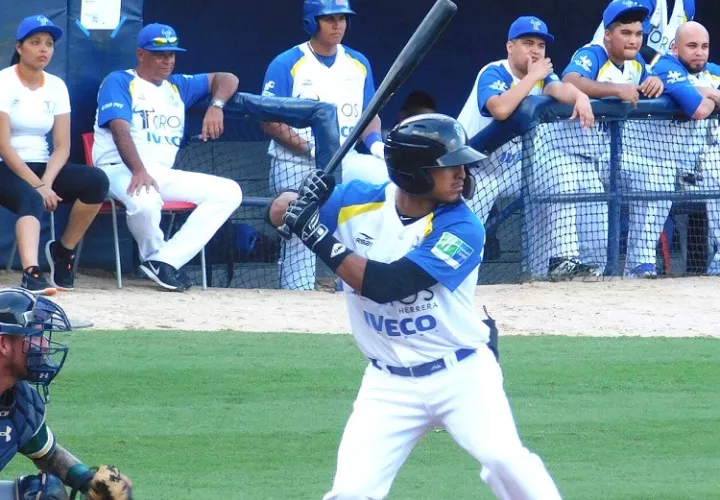 Jhonny Santos sacudió cuadrangular por los Toros de Herrera. / Foto Cortesía