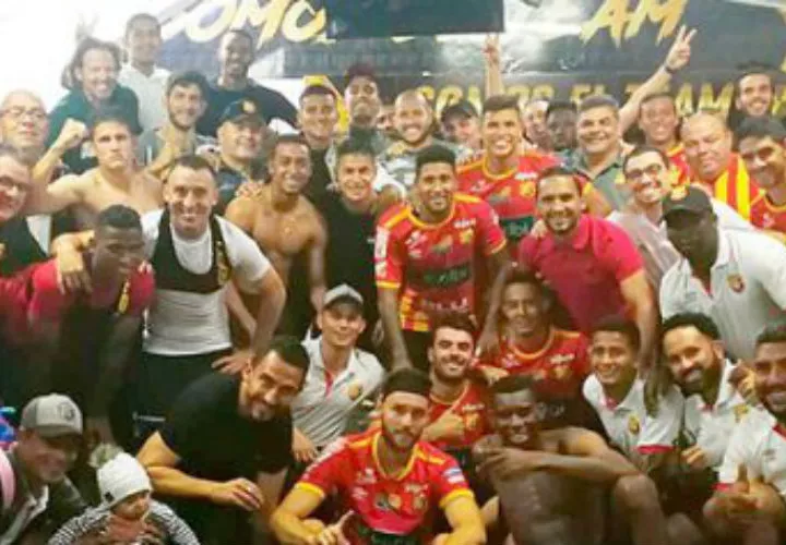 Miembros del club Sport Herediano luego de conquistar el campeonato en Costa Rica. 