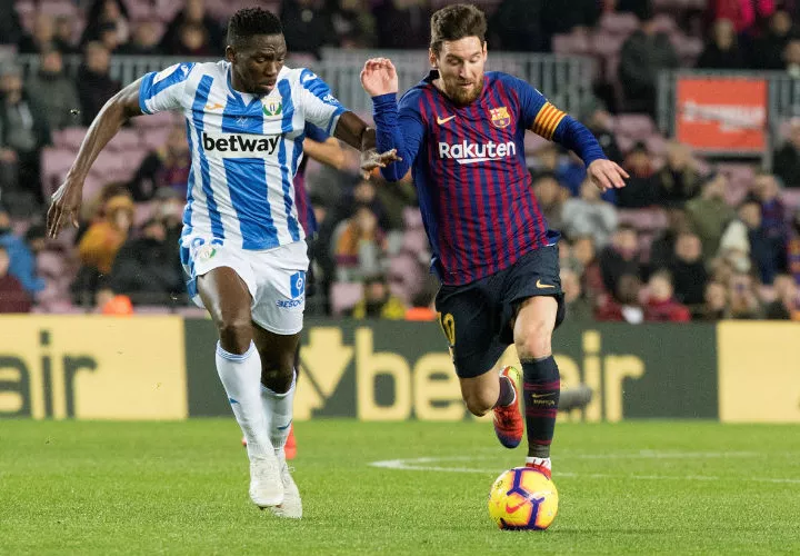 Lionel Messi (der.) conduce el balón durante el partido.